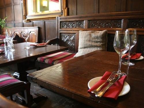 The Angel In Wootton Bassett Hotel Роял Уутън Басет Екстериор снимка