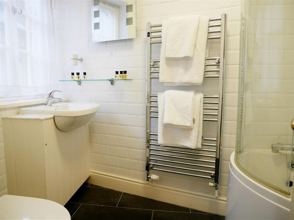 The Angel In Wootton Bassett Hotel Роял Уутън Басет Екстериор снимка