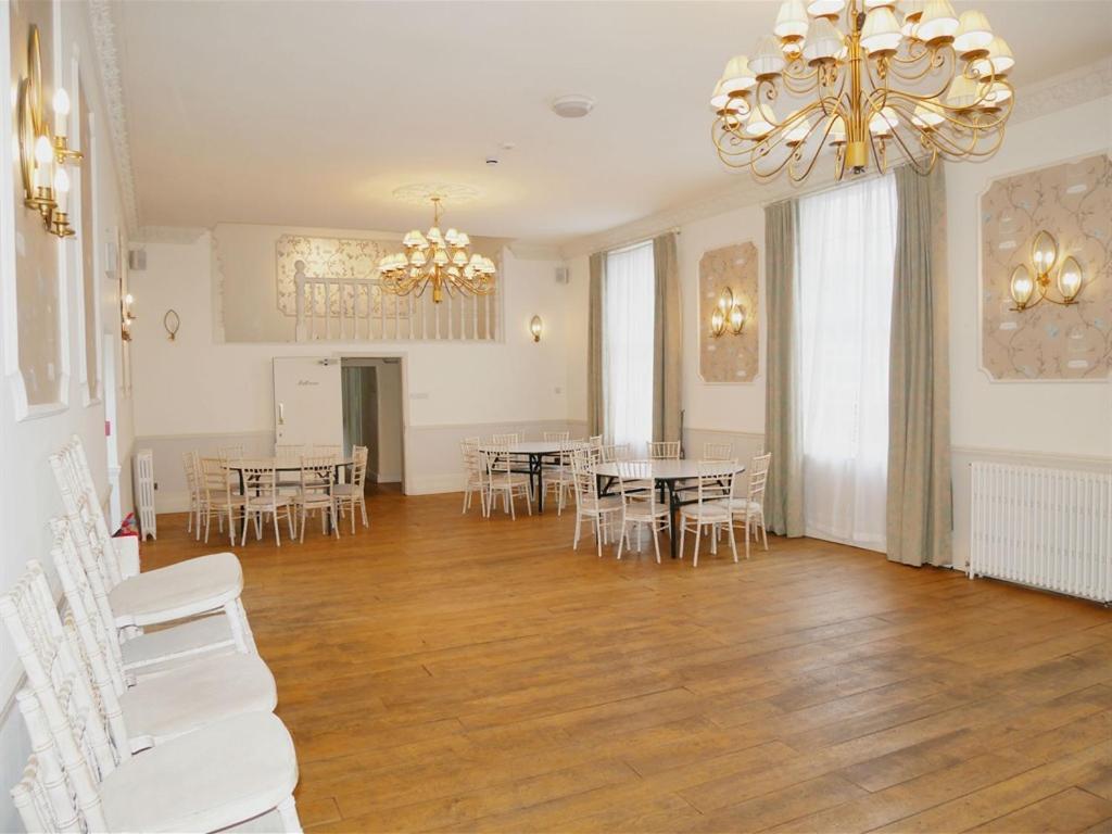 The Angel In Wootton Bassett Hotel Роял Уутън Басет Екстериор снимка